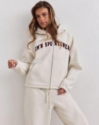 Damska bluza zapinana na zamek z kapturem Varsity kremowa. Białe bluzy damskie Aim'n, l, bez wzorów, z bawełny, bez ramiączek, z kapturem. Za 390.00 zł.