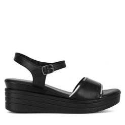 Sandały Lasocki. Czarne sandały damskie Lasocki, bez wzorów, bez obcasa, na koturnie, bez zapięcia. Za 129.99 zł.