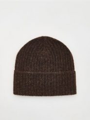 Czapka beanie z domieszką wełny - ciemnobrązowy. Brązowe czapki damskie Reserved, bez wzorów, z wełny. W wyprzedaży za 39.99 zł.