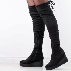 Czarne zamszowe kozaki damskie na koturnie T.Sokolski Z21-132. Czarne kozaki damskie Sokolski, bez wzorów, z zamszu, bez obcasa, na koturnie, bez zapięcia. Za 199.00 zł.