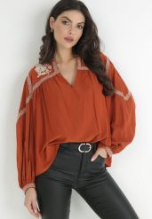 Pomarańczowa Bluzka z Bufiastym Rękawem i Kwiatowym Haftem Aluko. Brązowe bluzki damskie Born2be, l, z aplikacjami, z jeansu, boho, bez kołnierzyka, bez ramiączek. Za 129.99 zł.