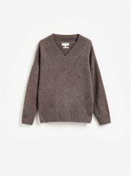 Wełniany sweter oversize - brązowy. Brązowe swetry nierozpinane damskie Reserved, l, bez wzorów, z wełny, bez kołnierzyka, bez ramiączek. Za 259.99 zł.