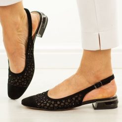 Czarne skórzane sandały damskie DiA 3019. Czarne sandały damskie DiA, bez wzorów, ze skóry, bez obcasa, na obcasie, bez zapięcia. Za 399.00 zł.