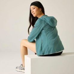 Damska bluza polarowa Huntdale z kapturem i zamkiem błyskawicznym. Zielone bluzy damskie Regatta, bez wzorów, z elastanu, bez ramiączek, z kapturem. W wyprzedaży za 169.99 zł.