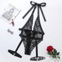 Body koronkowe z dekoltem do stylizacji specjalnych Perry. Czarne body Intica, bez wzorów, z koronki. Za 129.00 zł.