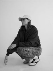 Jeansy wide leg w panterkę - wielobarwny. Jeansy damskie Reserved, bez wzorów, z bawełny, z podwyższonym stanem. W wyprzedaży za 99.99 zł.