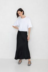 SATYNOWA SPÓDNICA JULITA CZARNA XS - Flawless. Czarne spódnice damskie Flawless, na co dzień, na zimę, uniwersalny, bez wzorów, z gumy, eleganckie, maxi, dopasowane. Za 390.00 zł.