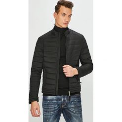 Guess Jeans - Kurtka. Czerwone kurtki męskie Guess Jeans, l, bez wzorów, z jeansu, bez kaptura. W wyprzedaży za 429.90 zł.