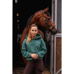 Second Life - Bluza jeździecka Equestrian butelkowa zieleń... - Stan Doskonały. Zielone bluzy damskie JD ATTACK, xs, bez wzorów, z bawełny, bez ramiączek, z kapturem. Za 135.99 zł.