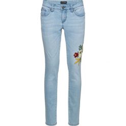 Sweter ażurowy bonprix matowy jasnoróżowy. Fioletowe jeansy damskie bonprix, w ażurowe wzory, bez kołnierzyka, bez ramiączek. Za 109.99 zł.