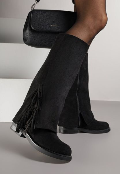 Czarne Kozaki Ozdobione Frędzlami i Wywiniętą Cholewką Reilevia. Czarne kozaki damskie Renee, bez wzorów, z jeansu, bez obcasa, na płaskiej podeszwie, bez zapięcia. Za 169.99 zł.