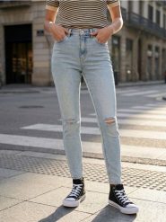 Jeansy mid waist skinny z surowym wykończeniem nogawek - niebieski. Niebieskie jeansy damskie Sinsay, bez wzorów, z jeansu. Za 69.99 zł.