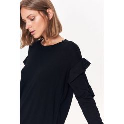 CIENKI SWETER Z FALBANKAMI NA RĘKAWACH. Czarne swetry nierozpinane damskie TOP SECRET, na jesień, bez wzorów, z dzianiny, bez kołnierzyka, bez ramiączek. W wyprzedaży za 49.99 zł.