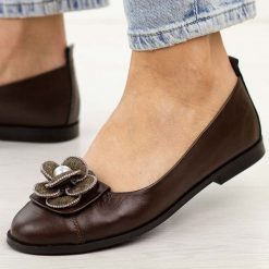 Czekoladowe skórzane Polskie półbuty damskie Deoni D047. Brązowe półbuty damskie Deoni, na jesień, z aplikacjami, z jeansu, eleganckie, z okrągłym noskiem, bez obcasa, na płaskiej podeszwie, bez zapięcia. Za 439.00 zł.