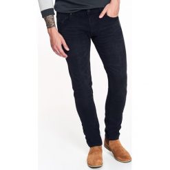 SPODNIE MĘSKIE JEANSOWE O KROJU SLIM. Czarne spodnie materiałowe męskie TOP SECRET, bez wzorów, z jeansu. W wyprzedaży za 49.99 zł.