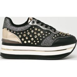 Guess Jeans - Buty. Białe obuwie sportowe damskie Guess Jeans, z aplikacjami, z jeansu, bez zapięcia, Adidas Advantage, climacool (adidas). W wyprzedaży za 449.90 zł.