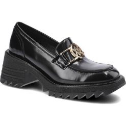 Czarne Półbuty Karino Damskie Eleganckie Obuwie. Czarne półbuty damskie Karino, bez wzorów, z lakierowanej skóry, eleganckie, bez obcasa, bez zapięcia. Za 269.00 zł.