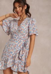 Niebieska Sukienka Kennor. Niebieskie sukienki damskie Renee, l, bez wzorów, z wiskozy, bez kołnierzyka, bez ramiączek, mini, kopertowe. Za 49.99 zł.