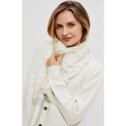 Szal w drobną kratkę. Szaliki damskie MOODO, bez wzorów, z poliesteru. W wyprzedaży za 34.99 zł.
