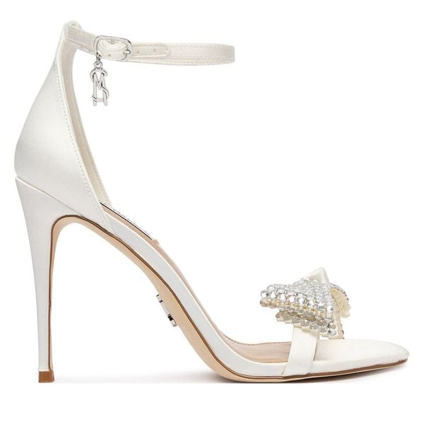 Sandały Steve Madden. Białe sandały damskie Steve Madden, bez wzorów, bez obcasa, na szpilce, bez zapięcia. Za 519.99 zł.