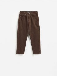 Jeansy mom fit z krótszą nogawką - dark grey jeans. Szare jeansy damskie Reserved, bez wzorów, z bawełny, krótkie. Za 129.99 zł.