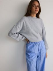 Bawełniana bluza - jasnoszary. Szare bluzy damskie Reserved, l, bez wzorów, z bawełny, bez ramiączek, bez kaptura. W wyprzedaży za 49.99 zł.
