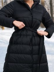 Płaszcz pikowany z paskiem - czarny. Czarne płaszcze damskie Sinsay, l, bez wzorów, z materiału, bez kołnierzyka, bez kaptura. Za 119.99 zł.
