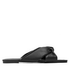 Klapki ONLY Shoes. Czarne klapki damskie ONLY Shoes, bez wzorów, bez obcasa, bez zapięcia. Za 99.99 zł.