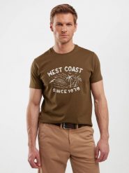 Koszulka męska z nadrukiem khaki Reddrez 303. Zielone t-shirty męskie BIG STAR, l, bez wzorów, z dzianiny, bez kołnierzyka, bez ramiączek. W wyprzedaży za 79.99 zł.