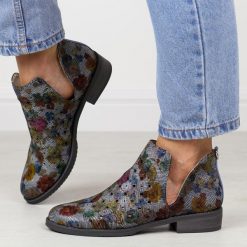 Niebieskie kwiaty wiosenne ażurowe botki damskie M.Daszyński Sa62-102. Niebieskie botki damskie M.Daszyński, na jesień, z aplikacjami, ze skóry, z okrągłym noskiem, bez obcasa, na obcasie, bez zapięcia. Za 199.00 zł.