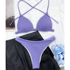 Bikini z figami na plażę i basen Luissa. Białe bikini Intica, bez wzorów. Za 139.00 zł.