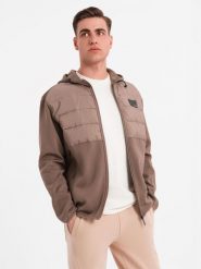 Lekka męska kurtka z łączonych materiałów z kapturem i ozdobnym pikowaniem – jasnobrązowa V2 - Rozmiar: M. Brązowe kurtki męskie Ombre Clothing, m, z aplikacjami, z gumy, z kapturem. W wyprzedaży za 139.99 zł.