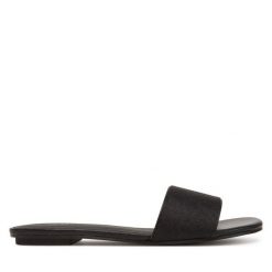 Klapki Calvin Klein. Czarne klapki damskie Calvin Klein, bez wzorów, bez obcasa, bez zapięcia. Za 209.99 zł.
