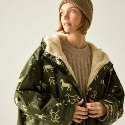 Wodoodporny szlafrok do przewijania dla dorosłych unisex. Brązowe szlafroki damskie Regatta, bez wzorów, bez ramiączek, bez kaptura. W wyprzedaży za 423.50 zł.