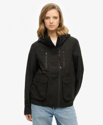 Superdry Kurtka z kapturem Ultimate Tech slim. Czarne kurtki męskie Superdry, bez wzorów, z poliesteru, z kapturem. Za 584.35 zł.