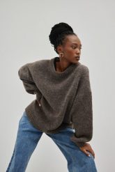 Sweter oversize z bufiastym rękawem w kolorze BROWN MELANGE - RIVERO. Brązowe swetry nierozpinane damskie Marsala, na zimę, bez wzorów, z poliamidu, wizytowe, bez kołnierzyka, bez ramiączek. Za 349.90 zł.