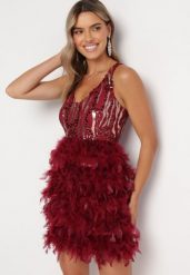 Czerwona Sukienka Mini w Pióra i Cekiny Vortega. Czerwone sukienki damskie Born2be, s, z aplikacjami, bez kołnierzyka, bez ramiączek, mini. Za 189.99 zł.
