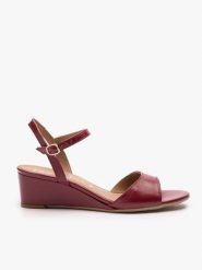 Bordowe sandały na koturnie. Czerwone sandały damskie Ryłko, bez wzorów, ze skóry, z okrągłym noskiem, bez obcasa, na koturnie, bez zapięcia. Za 379.99 zł.