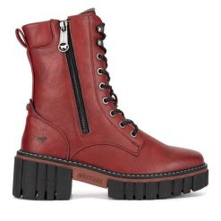 Trzewiki Mustang. Czerwone botki damskie Mustang, bez wzorów, bez obcasa, na słupku, bez zapięcia. Za 299.99 zł.