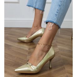 Złote czółenka damskie klasyczne z cyrkoniami złoty. Żółte czółenka damskie bez wzorów, ze skóry ekologicznej, eleganckie, ze szpiczastym noskiem, bez obcasa, na obcasie, bez zapięcia. Za 81.83 zł.