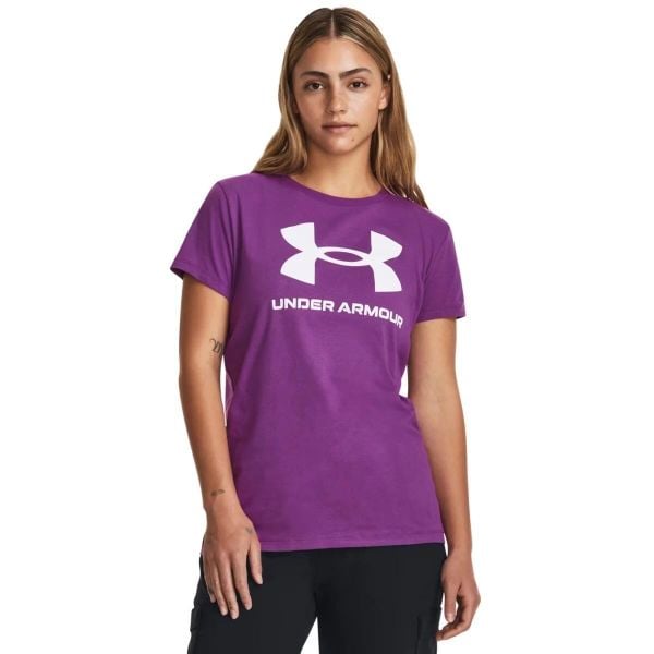 Koszulka damska Under Armour SPORTSTYLE LOGO SS. Fioletowe koszulki sportowe damskie Under Armour, s, bez wzorów, bez ramiączek. Za 59.99 zł.
