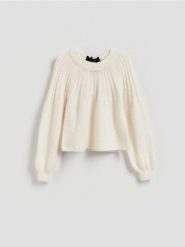 Sweter z kokardką z tyłu - złamana biel. Swetry nierozpinane damskie Reserved, l, bez wzorów, z dzianiny, bez kołnierzyka, bez ramiączek. Za 139.99 zł.