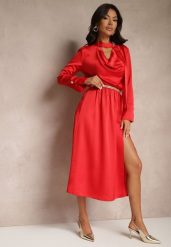 Czerwona Koktajlowa Sukienka z Satyny z Ozdobnym Guzikiem Leaneris. Czerwone sukienki damskie Renee, na zimę, l, bez wzorów, z materiału, eleganckie, bez kołnierzyka, bez ramiączek, midi, kopertowe. Za 139.99 zł.