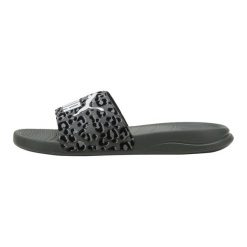 Klapki Puma Popcat 20 I Am The Drama. Szare klapki damskie Puma, na lato, bez wzorów, z materiału, bez obcasa, bez zapięcia. Za 175.55 zł.