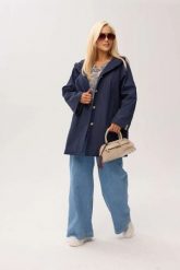 Granatowy przejściowy płaszcz damski Arlene o trapezowym kroju z kapturem PLUS SIZE XXL OVERSIZE WIOSNA. Niebieskie płaszcze damskie Moda Size Plus Iwanek, na jesień, l, bez wzorów, z jeansu, biznesowe, bez kołnierzyka, z kapturem. Za 389.90 zł.