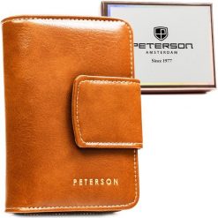 Portfel damski Peterson PTN 009-HF j. brązowy. Brązowe portfele damskie Peterson, ze skóry ekologicznej. Za 59.99 zł.