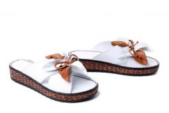 KOCH 030.127.0470 white-coconut, klapki damskie. Białe klapki damskie KOCH, na lato, bez wzorów, ze skóry, bez obcasa, bez zapięcia. Za 239.90 zł.