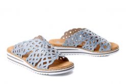 RIEKER V0689-12 blue, klapki damskie. Niebieskie klapki damskie Rieker, na lato, bez wzorów, bez obcasa, bez zapięcia. Za 239.92 zł.