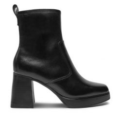 Botki Tamaris. Czarne botki damskie Tamaris, bez wzorów, bez obcasa, na słupku, bez zapięcia. Za 439.99 zł.