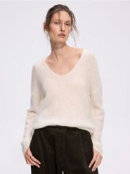 Sweter z dodatkiem moheru i wełny - kremowy. Białe swetry nierozpinane damskie Reserved, l, bez wzorów, z dzianiny, bez kołnierzyka, bez ramiączek. Za 199.99 zł.
